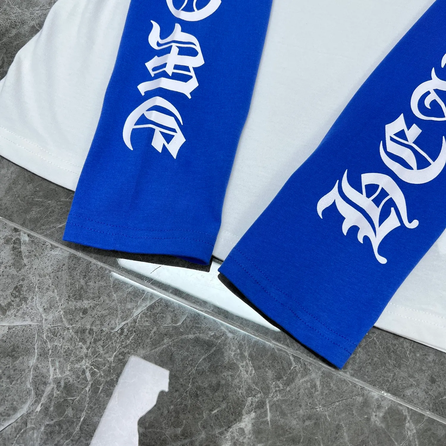 P160 Chrome Hearts🍁Long T Series🍁 Available simultaneously at counters❤️Fully upgraded fabrics! ! Crow letter horseshoe blue and white color matching raglan long-sleeved T. Printed and dyed with imported environmentally friendly glue. Re-engraved version 1:1 high weight original fabric 🌈Recommended color: blue and white color matching🌈 Size: S, M, L, XL